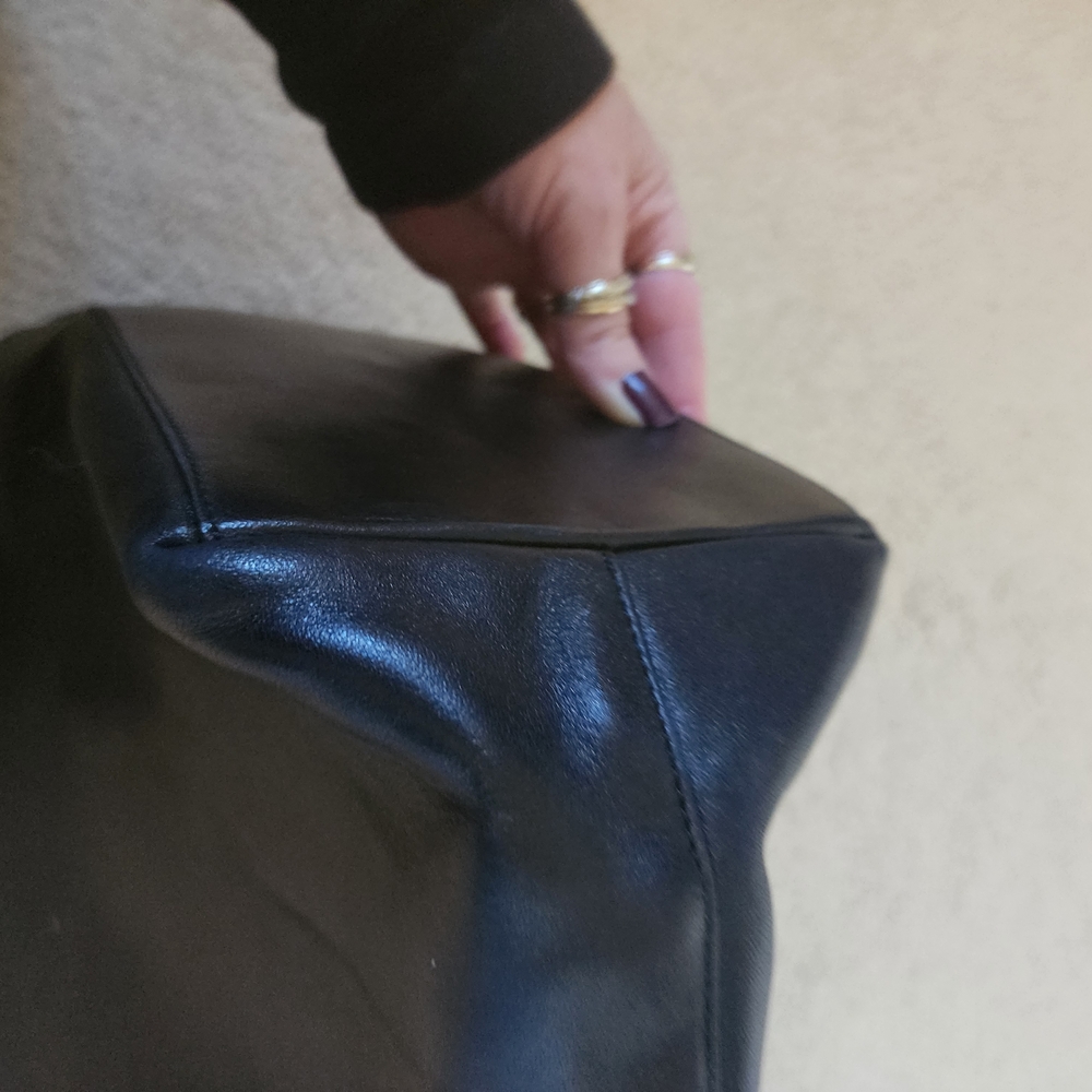 Salvatore Ferragamo Black Leather Shoulder Bag - Picture 7 of 16